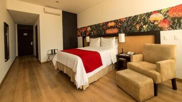 Comfort Room (Sencilla) | Minibar, in-room safe, desk, laptop workspace