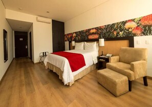 Phòng tiện nghi đơn giản (Sencilla) | Minibar, két bảo mật tại phòng, bàn 