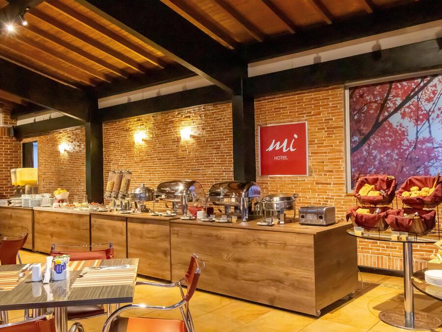 Café da manhã com buffet grátis todos os dias