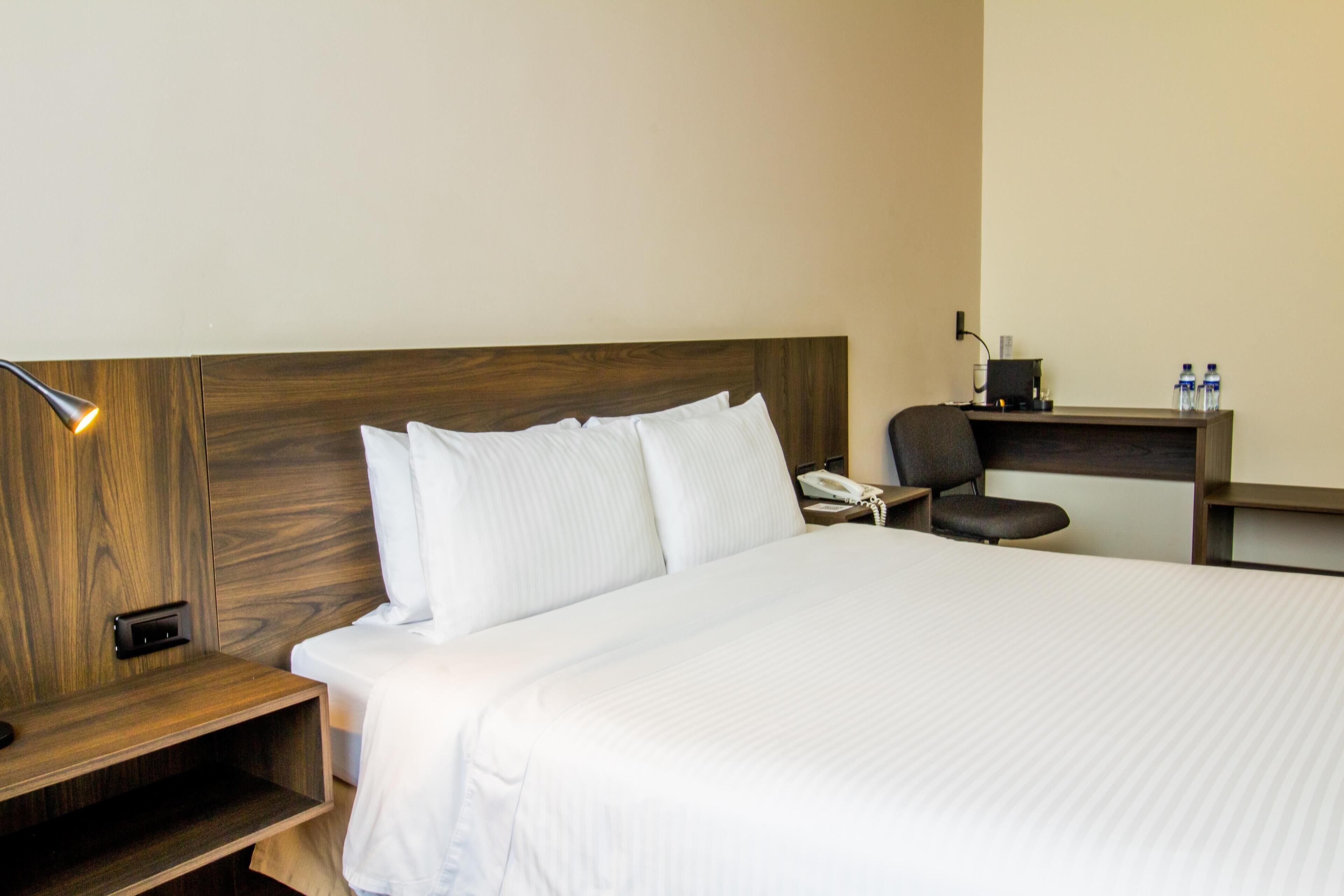 Habitación estándar, 1 cama Queen size, para no fumadores | Minibar, caja de seguridad en la habitación y escritorio 