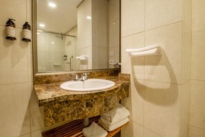 Standard Room, 2 Katil Kelamin (Double), Non Smoking | Bilik Mandi | Pancuran mandi, hulu semburan mandi hujan, pengering rambut 