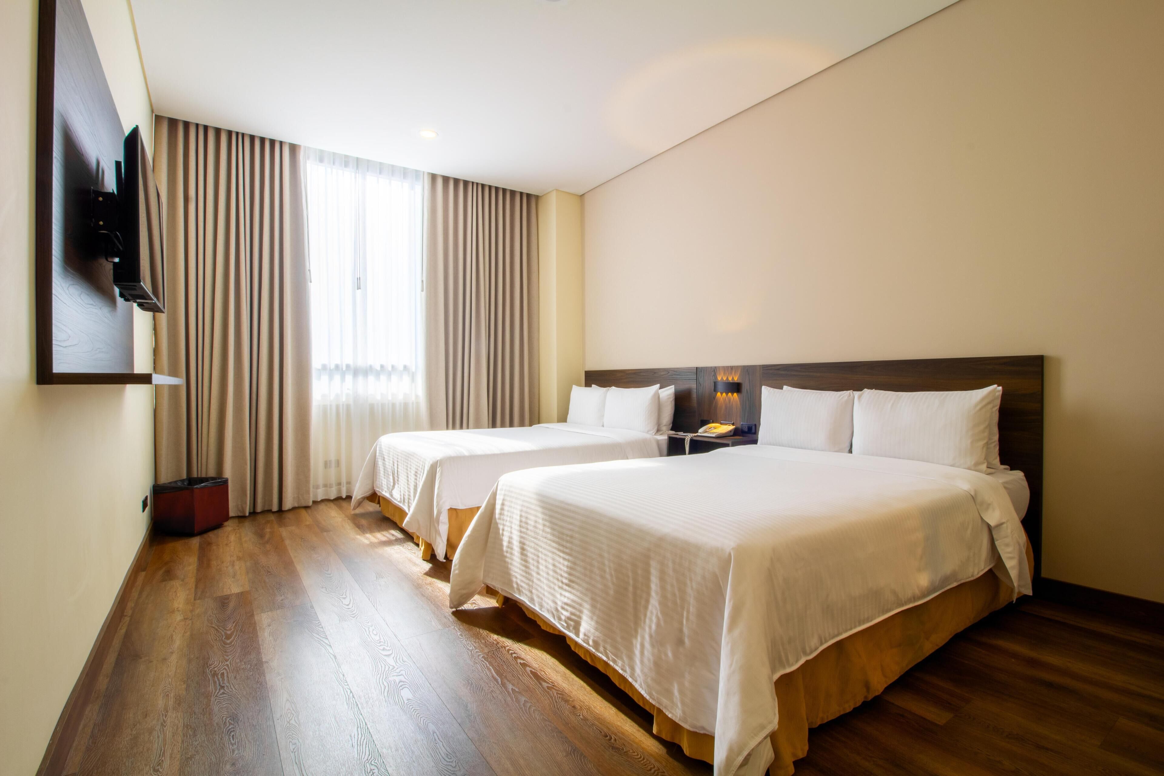 Habitación estándar, 2 camas matrimoniales, para no fumadores | Minibar, caja de seguridad en la habitación y escritorio 