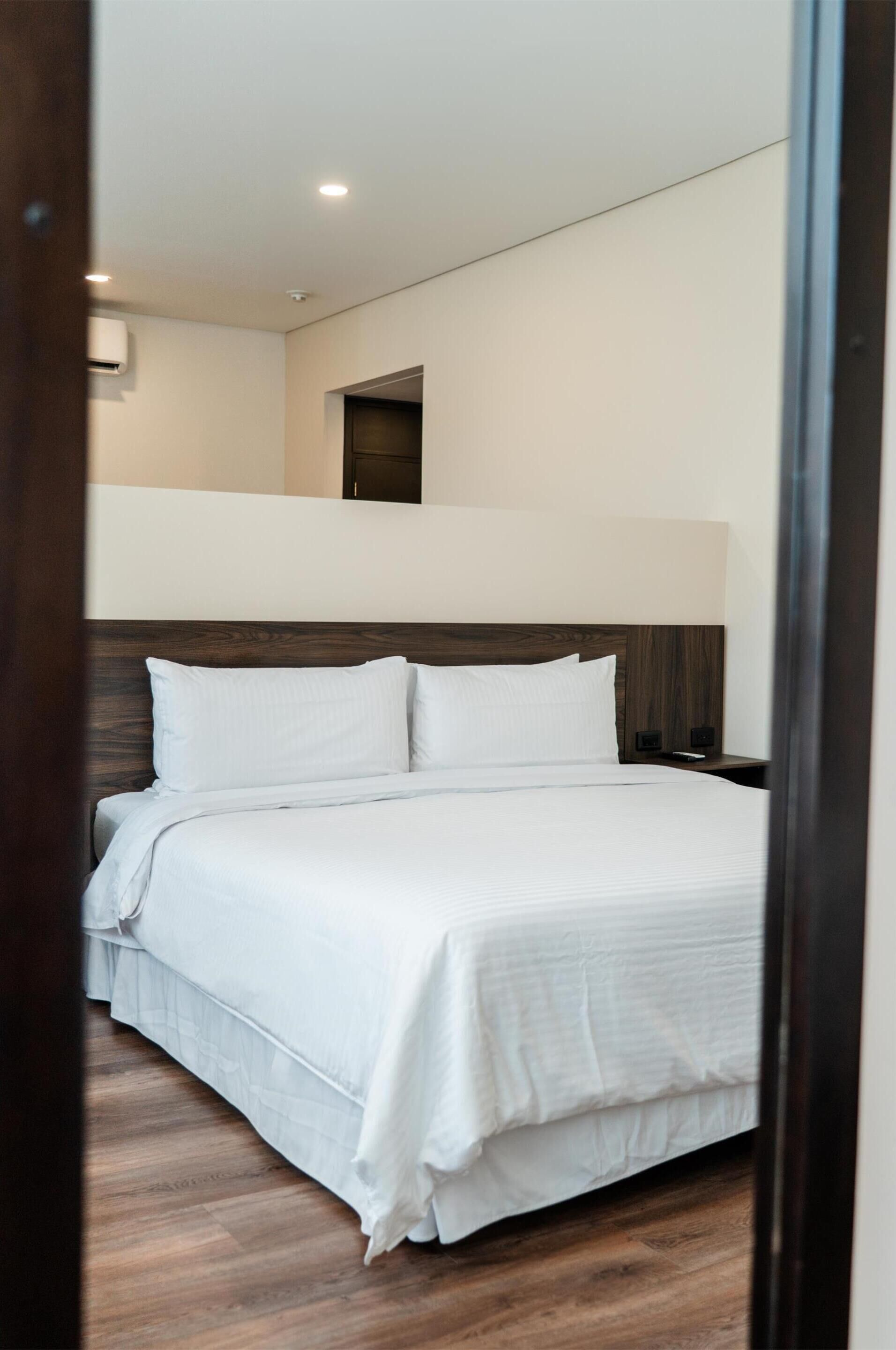 Suite, 1 kingsize bed, niet-roken | Een minibar, een kluis op de kamer, een bureau, een laptopwerkplek