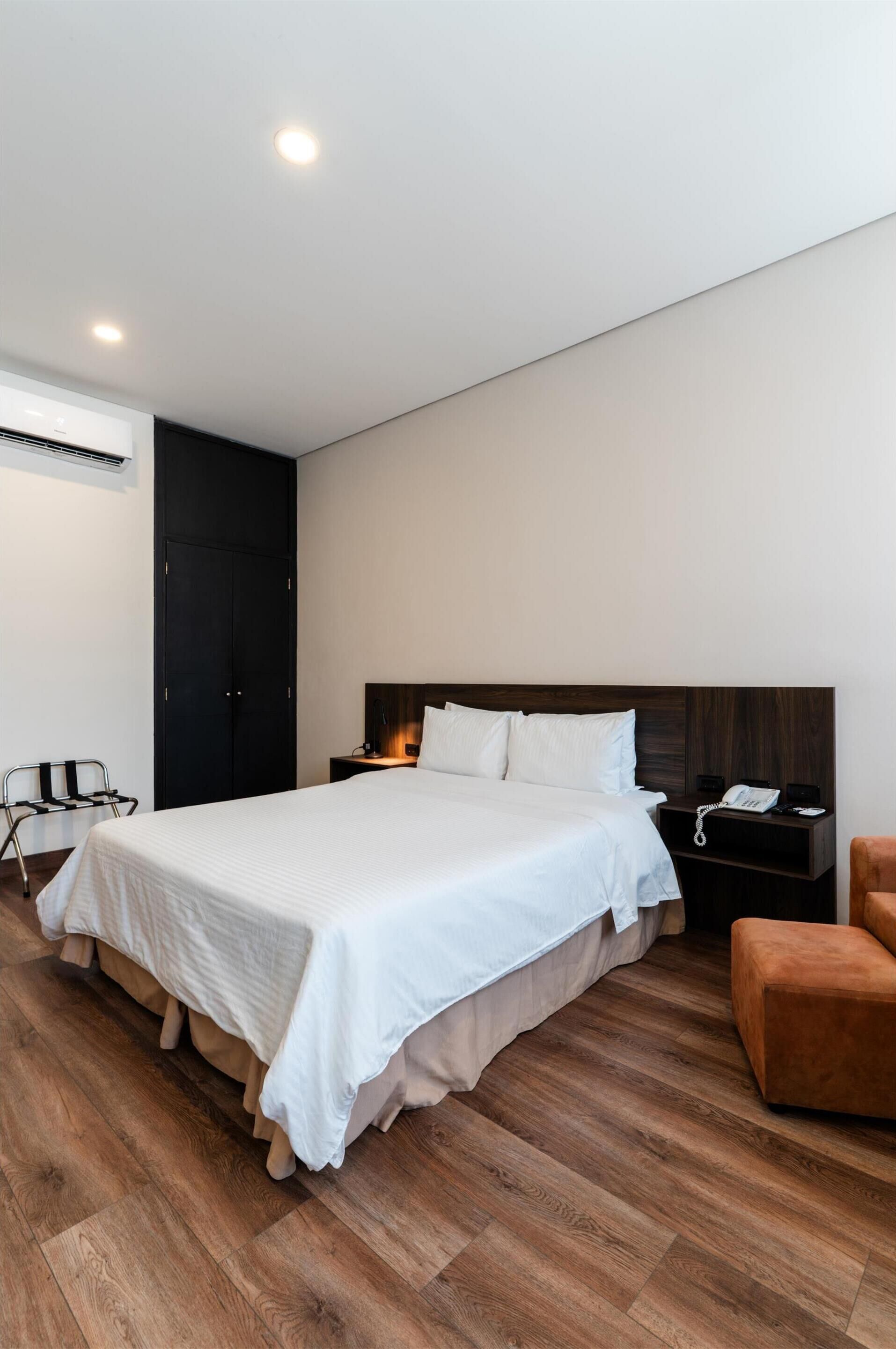 Standaard kamer, 1 queensize bed, niet-roken | Een minibar, een kluis op de kamer, een bureau, een laptopwerkplek