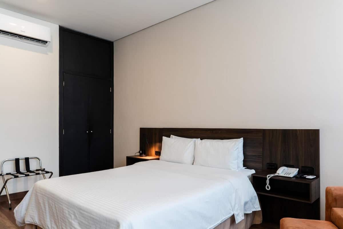 Standaard kamer, 1 queensize bed, niet-roken | Een minibar, een kluis op de kamer, een bureau, een laptopwerkplek