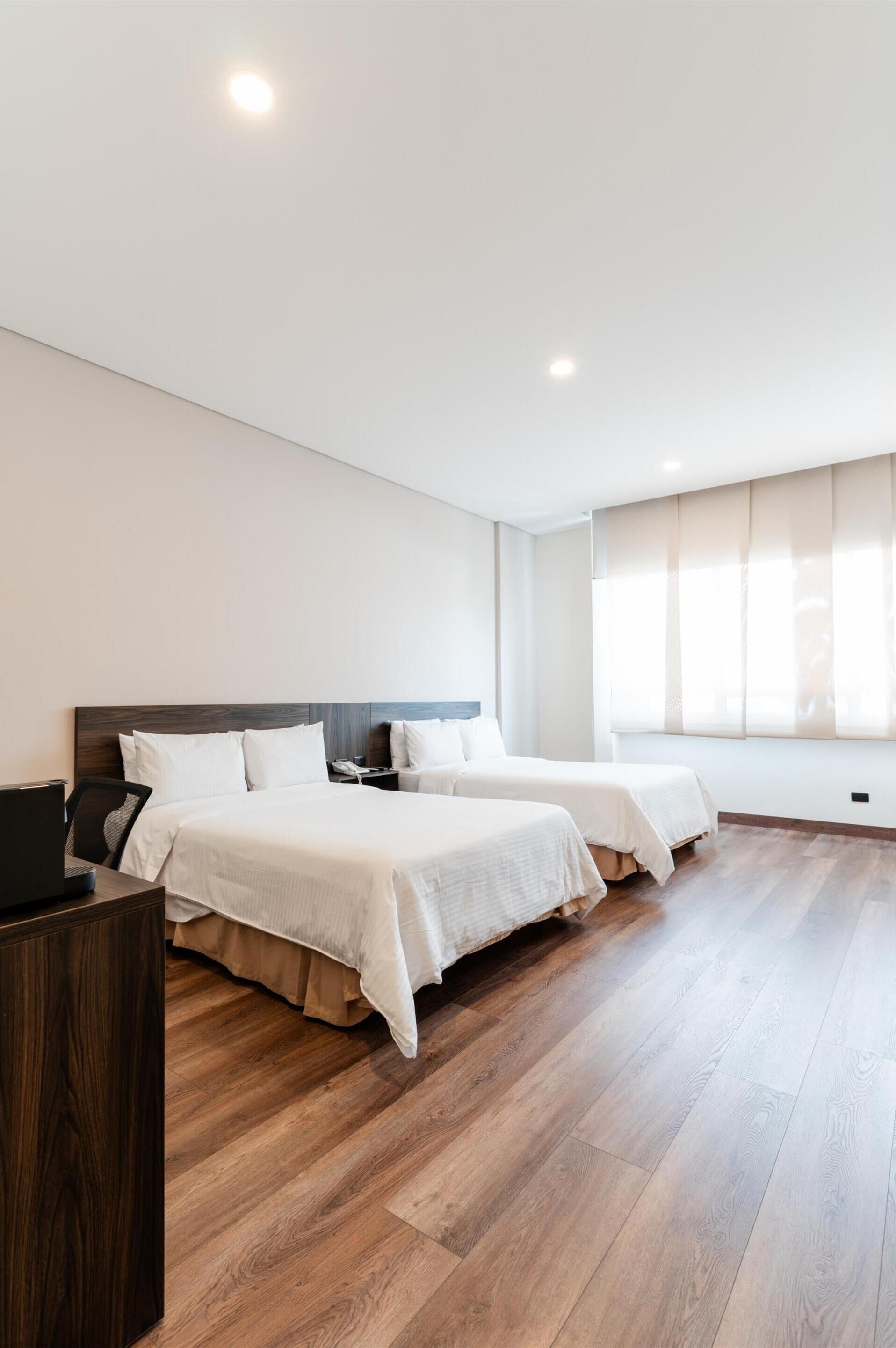 Standaard kamer, 2 tweepersoonsbedden, niet-roken | Een minibar, een kluis op de kamer, een bureau, een laptopwerkplek