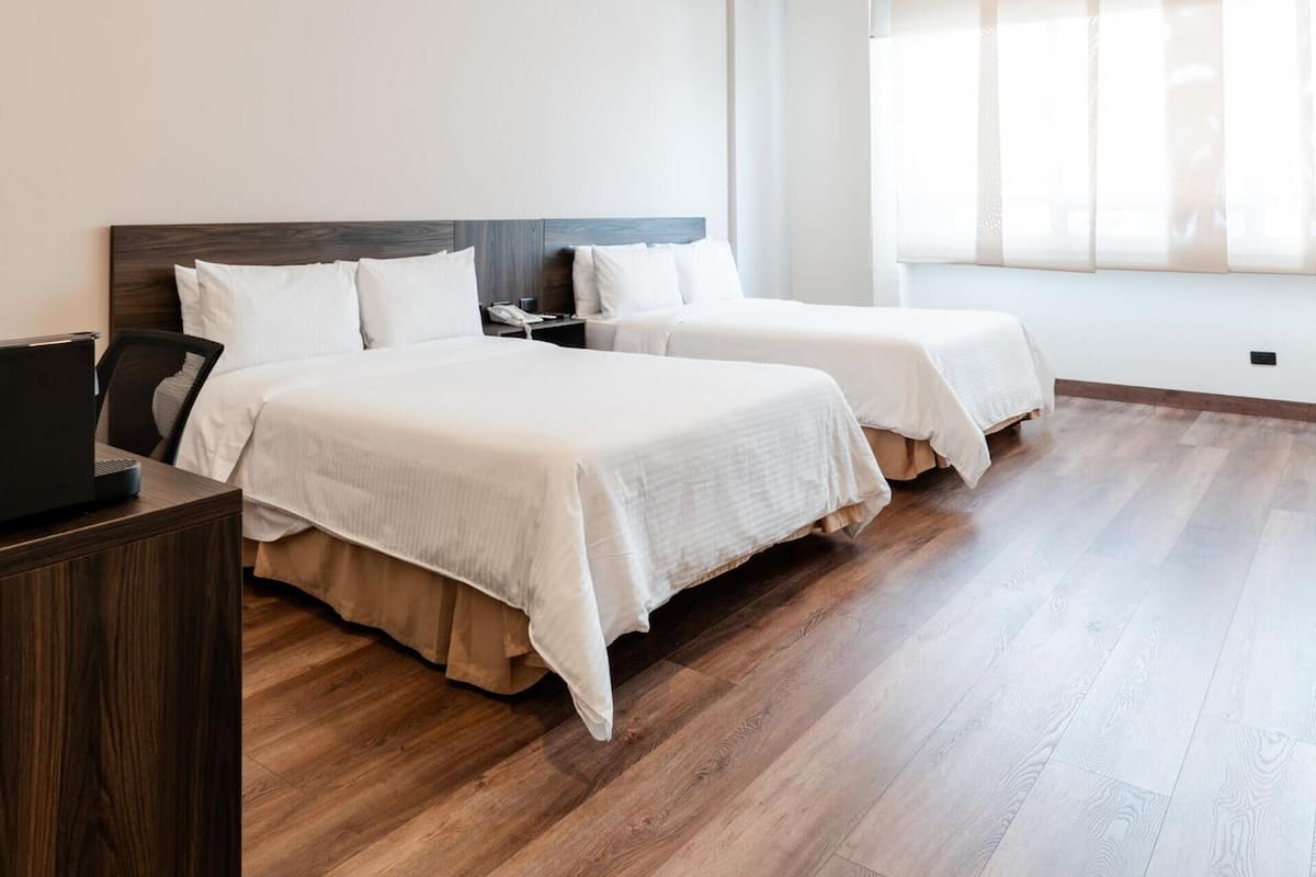 Standaard kamer, 2 tweepersoonsbedden, niet-roken | Een minibar, een kluis op de kamer, een bureau, een laptopwerkplek