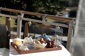 Se sirven desayunos, cenas y cocina británica