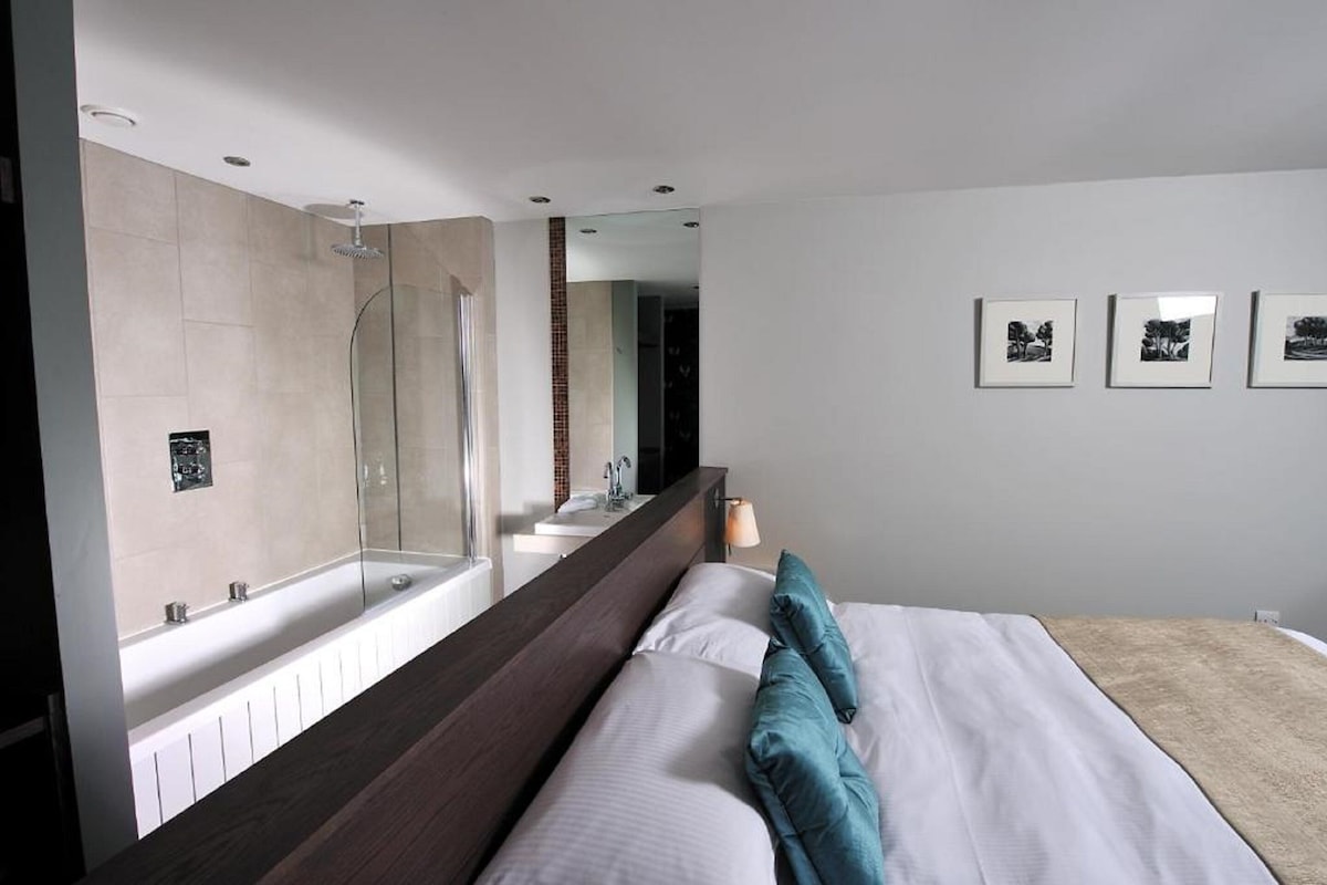 In-room safe, iron/ironing board (on request), WiFi (free), bed sheets