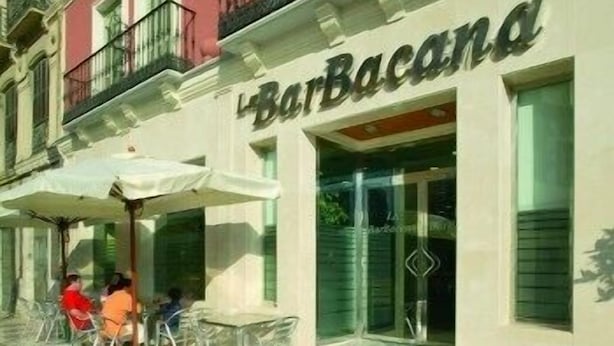 Un bâtiment sur lequel on peut lire l’inscription « BarBacana ».