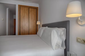 Minibar, in-room safe