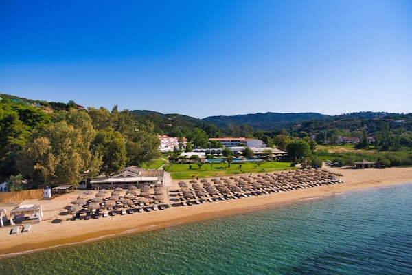 Plage privée, cabines (en supplément), chaises longues, parasols