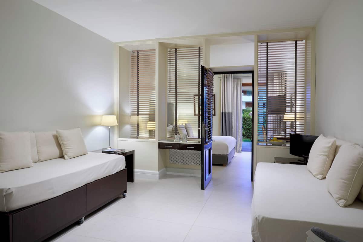 1 habitación, cubrecamas, minibar y caja de seguridad en la habitación