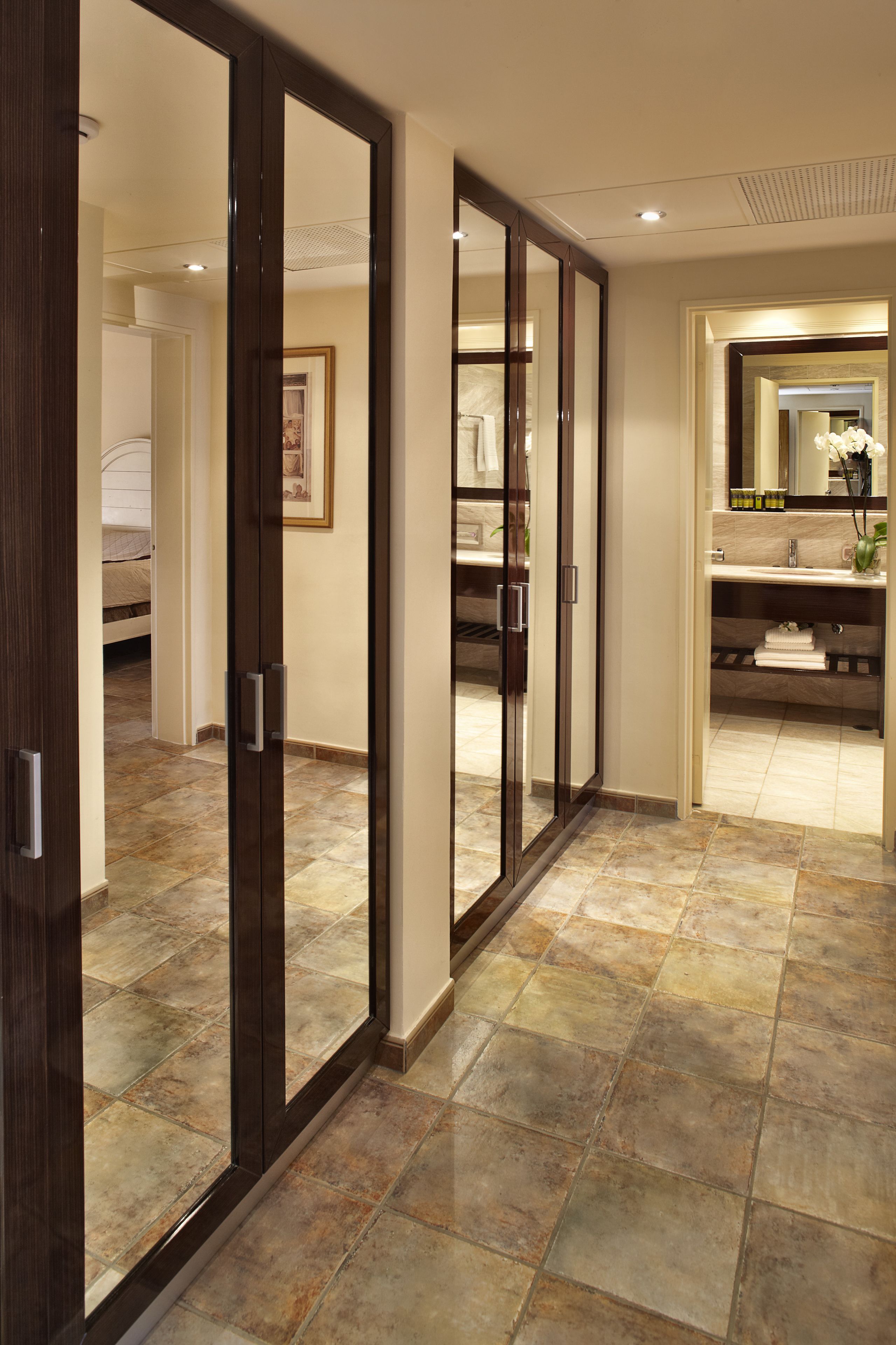 deluxe suite | living area | 32-inch lcd tv with satellite channels, tv