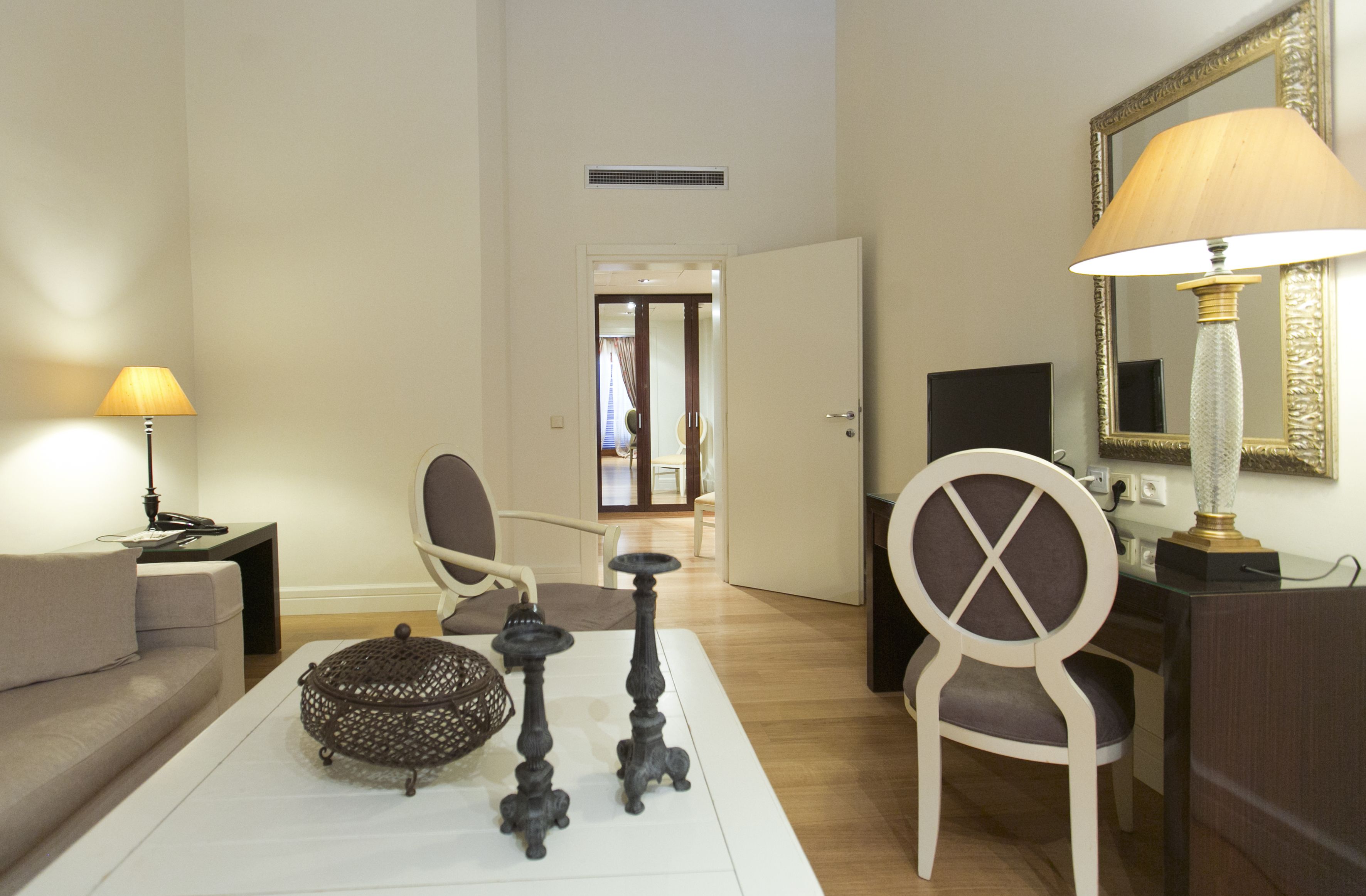 deluxe suite | living area | 32-inch lcd tv with satellite channels, tv