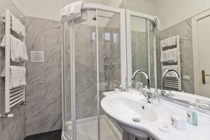 Superior Triple Room | Bathroom | Free toiletries, hair dryer, towels
