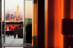 Club Room, 1 King Bed | Property amenity
