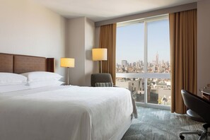 Down comforters, pillowtop beds, in-room safe, desk - Sheraton Tribeca New York Hotel (New York)