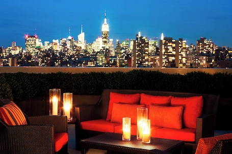 Club Room, 1 King Bed | Property amenity