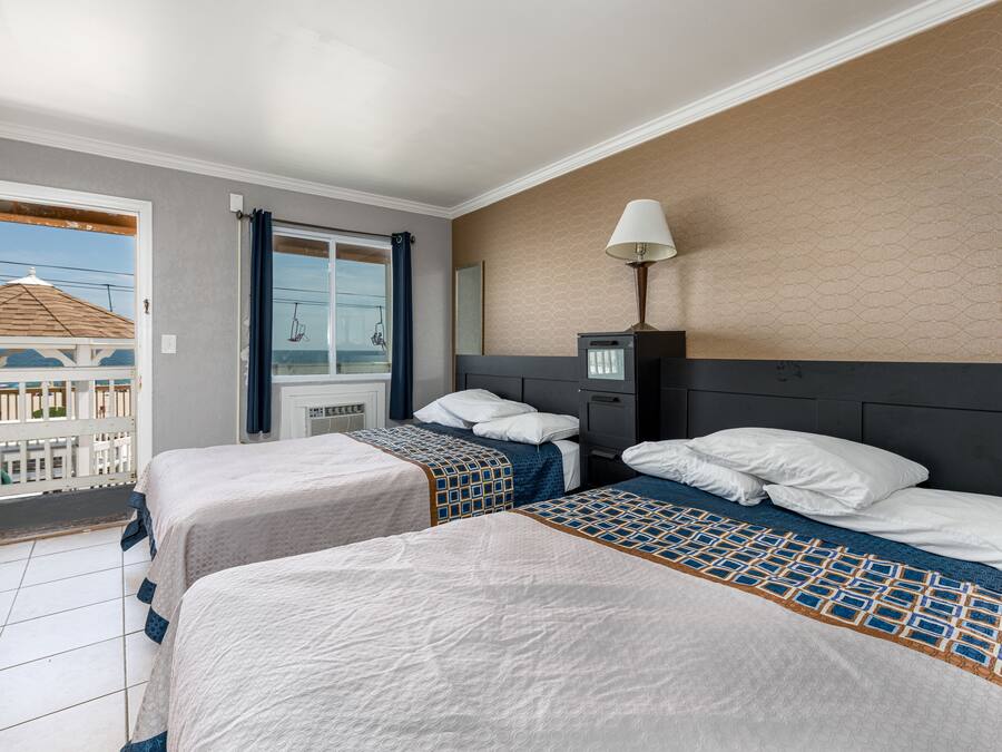 Ropa de cama de alta calidad, escritorio y cortinas blackout