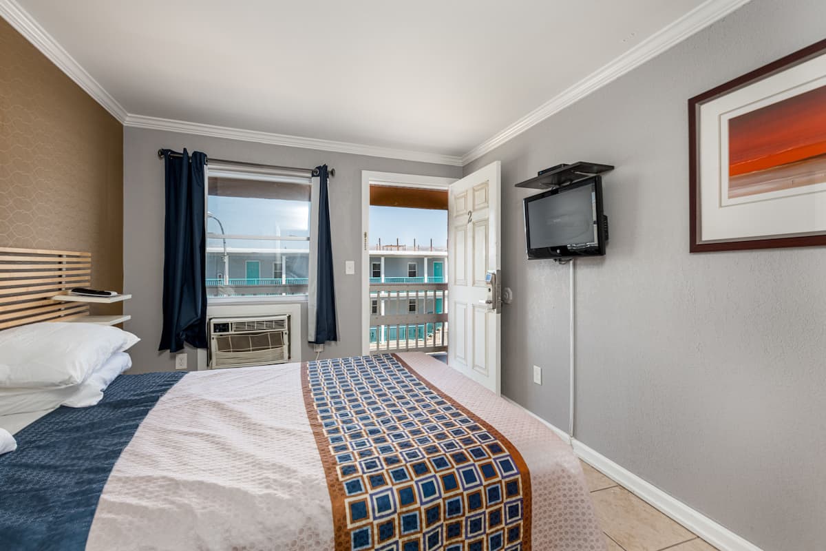 Deluxe Room, 1 Katil Ratu (Queen) | 1 bilik tidur, peralatan tempat tidur premium, meja