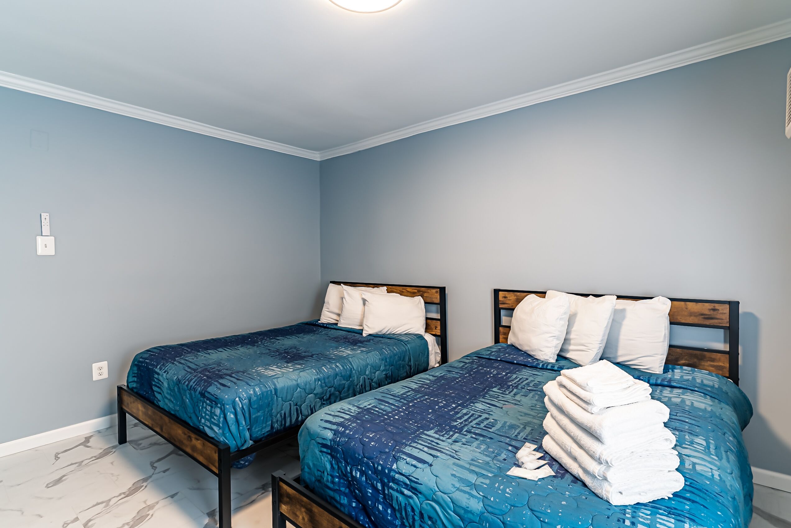 Ropa de cama de alta calidad, colchones con pillow-top y escritorio 