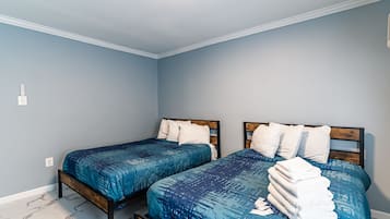 Ropa de cama de alta calidad, colchones con pillow-top y escritorio