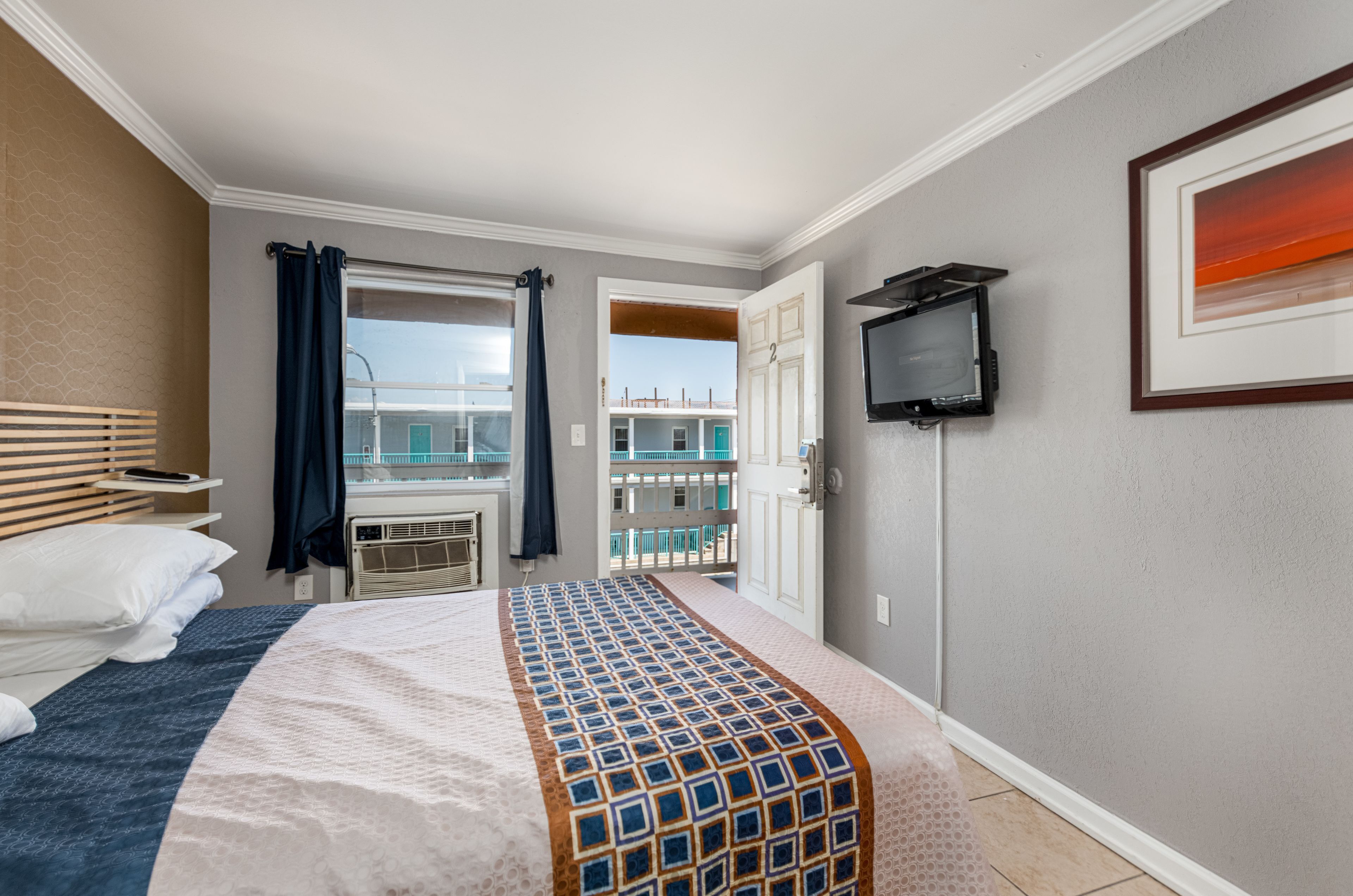 Ropa de cama de alta calidad, colchones con pillow-top y escritorio 