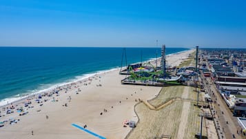 Aan het strand, wit zand, surfen