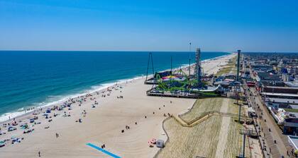 Boardwalk Hotel Charlee & Beach House Rentals