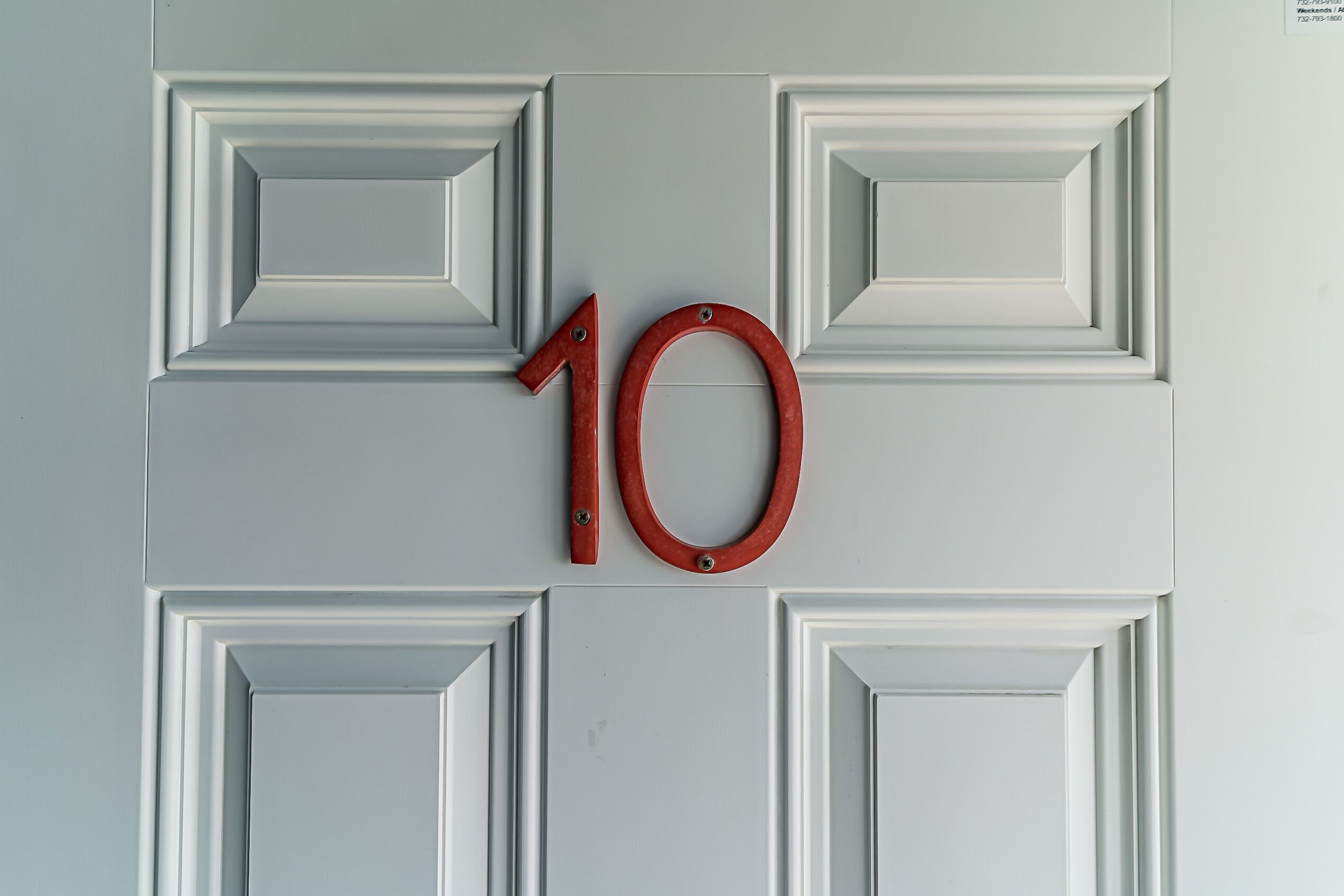 Una puerta con el número 10.