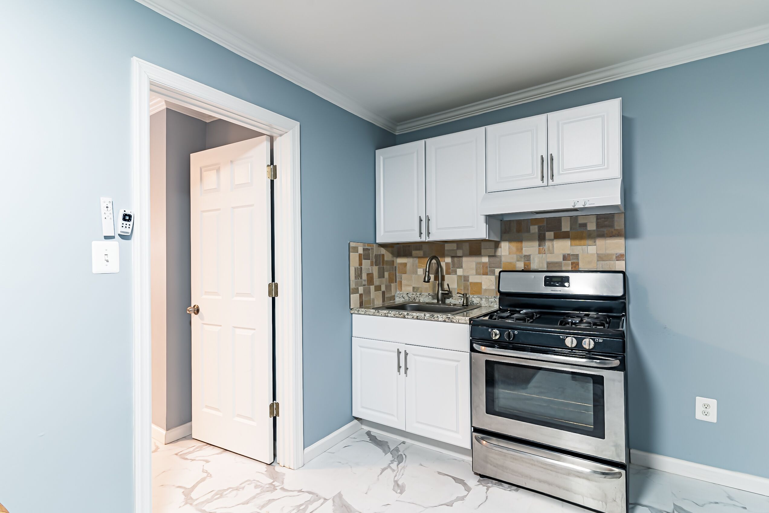 Suite, 1 habitación | Cocina privada | Refrigerador, microondas y cafetera y tetera 