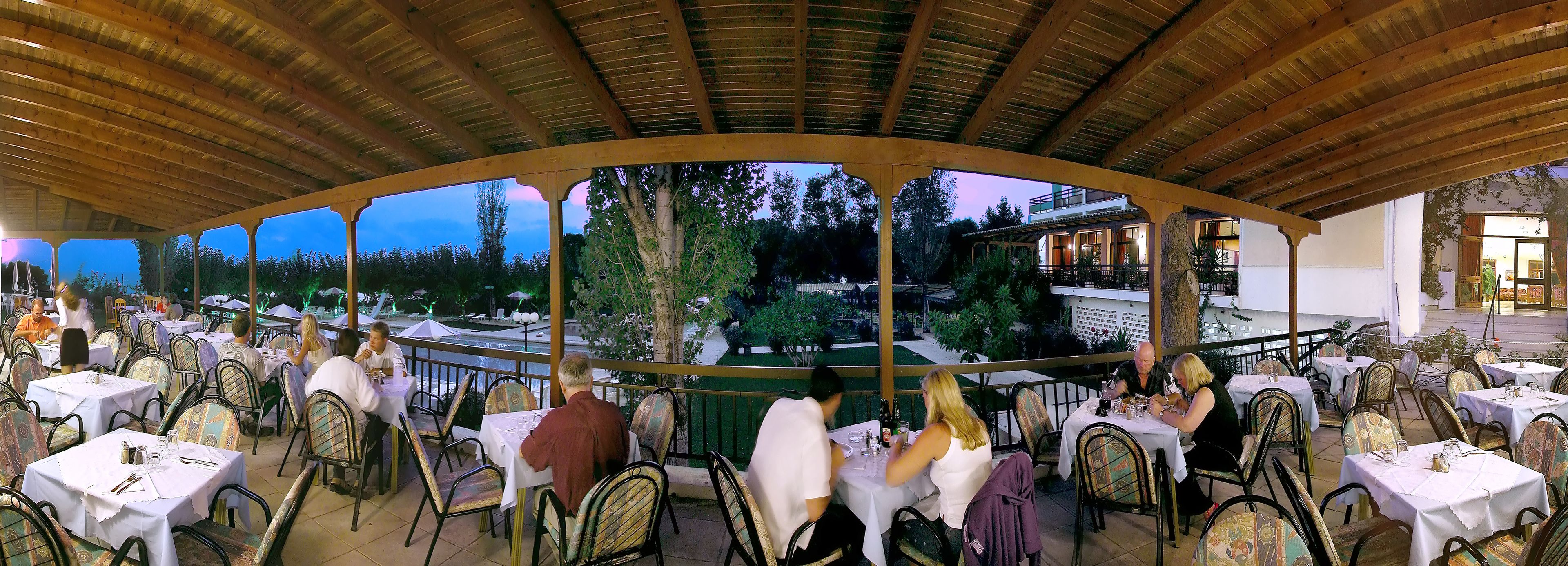 بوفيه فطور مجانًا يوميًا