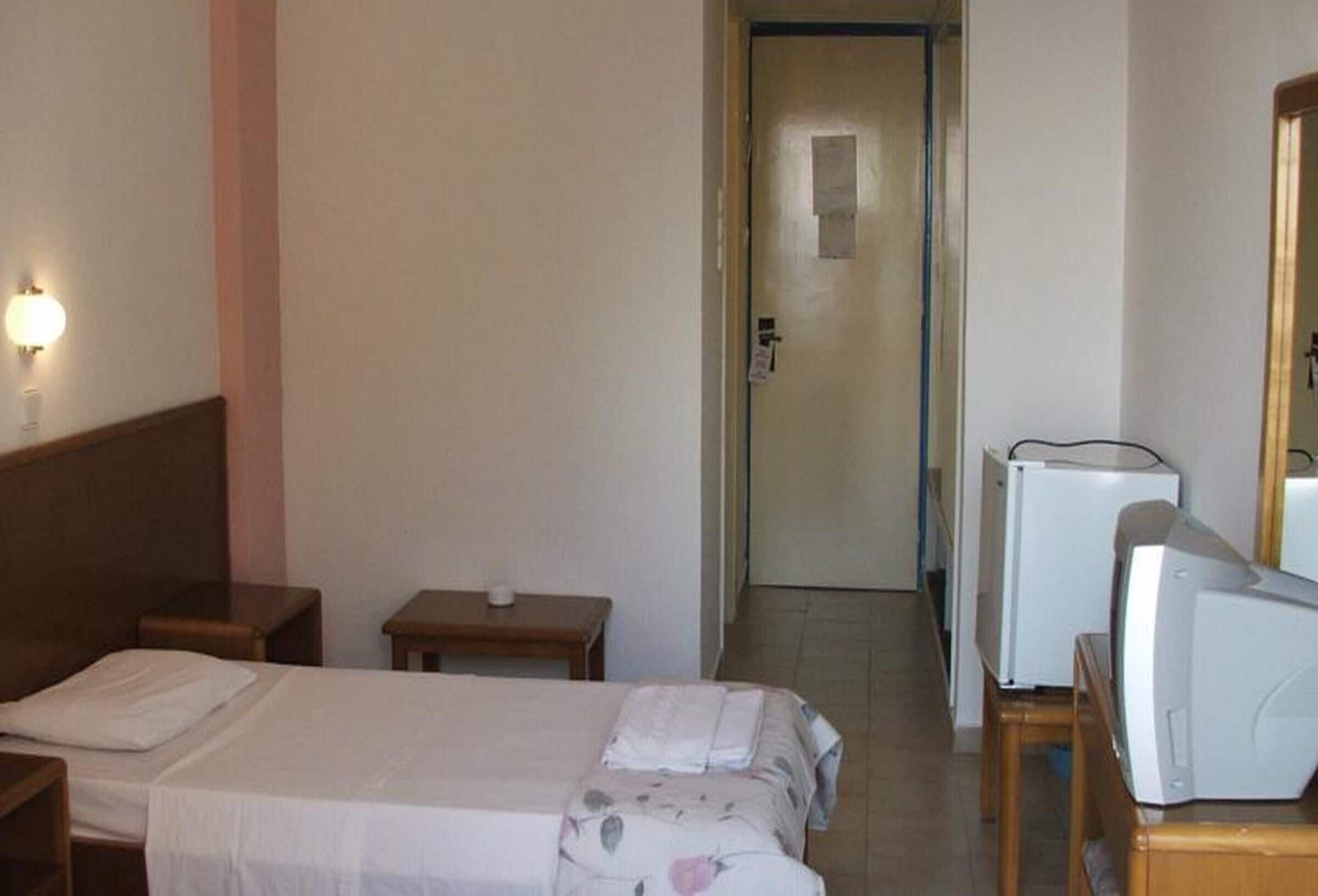 Iron/ironing board, free cribs/infant beds, bed sheets