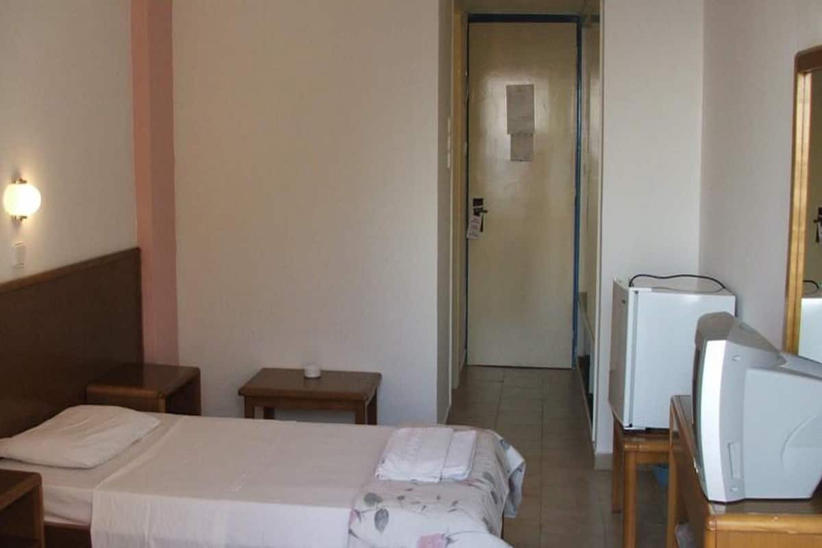 Iron/ironing board, free cribs/infant beds, bed sheets