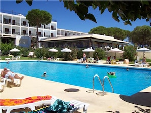 2 piscines extérieures