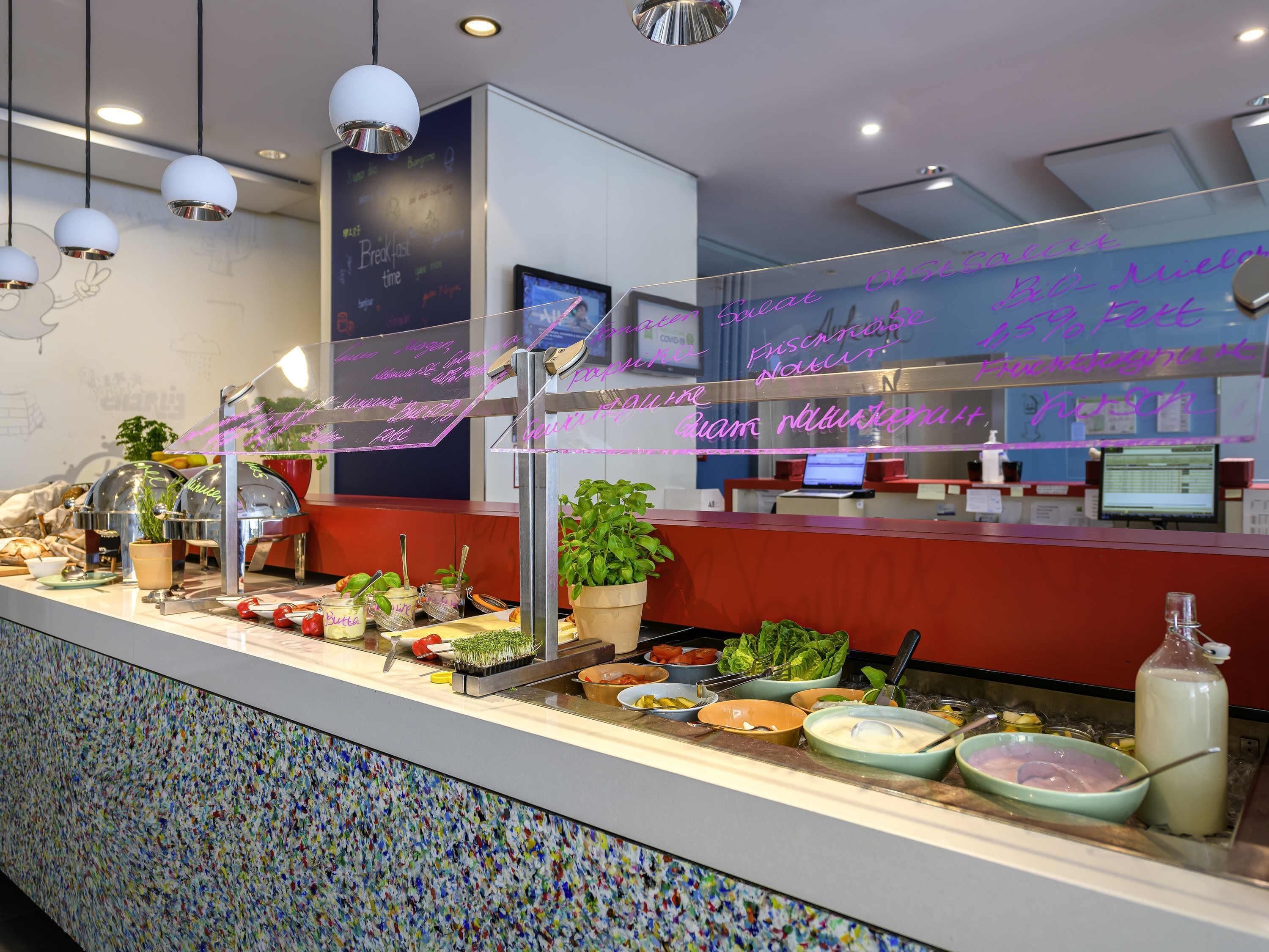 Petit déjeuner buffet (17.00 EUR par personne)