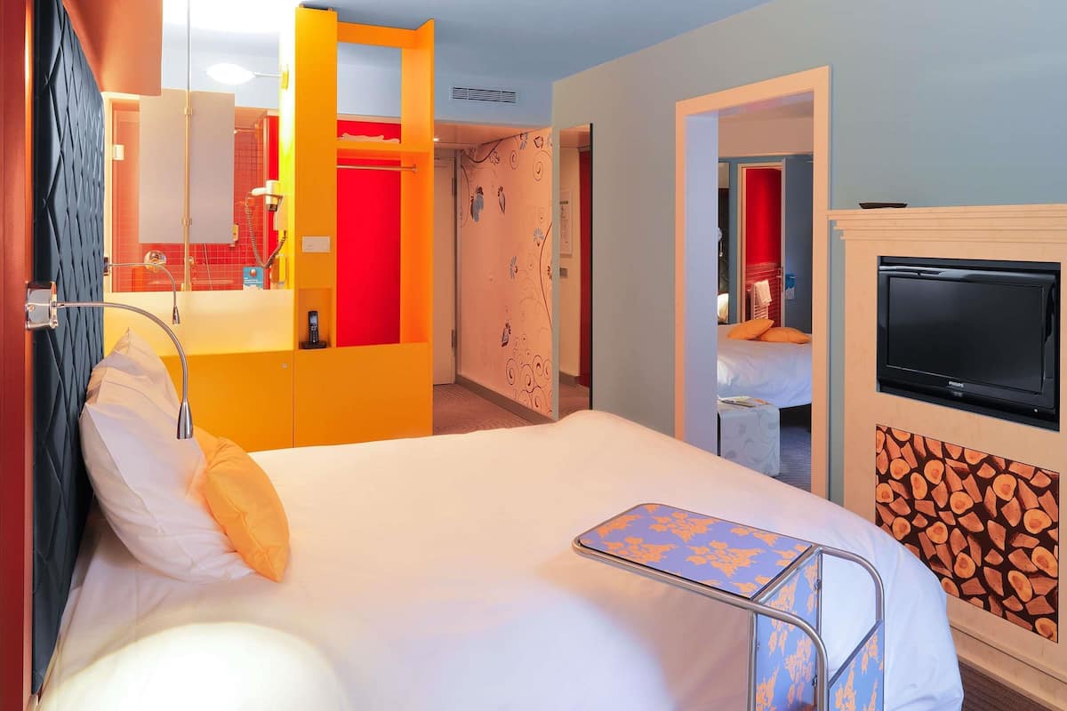 Family Suite, 2 Queen Beds, Connecting Rooms | Blackout drapes, soundproofing, rollaway beds, free WiFi