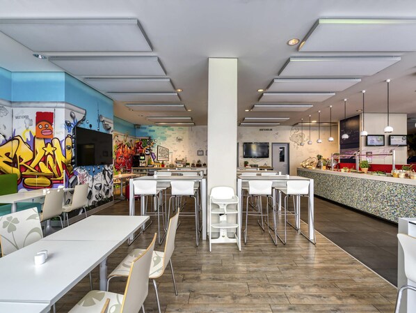 Café da manhã com buffet todos os dias (EUR 17.00 por pessoa) 