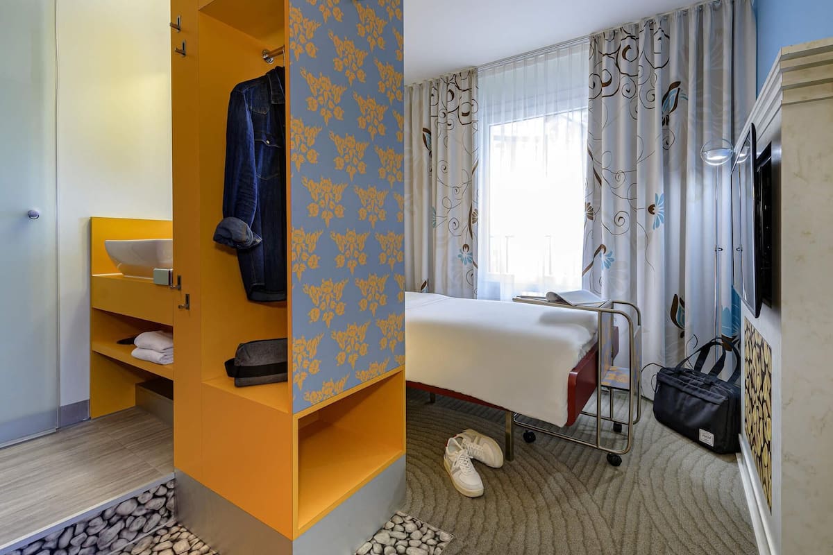 Habitación estándar, 1 cama individual | Cortinas opacas, sistema de insonorización, camas supletorias