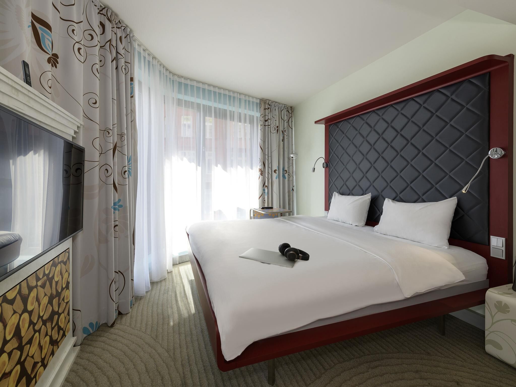 Quarto, 1 cama Queen | Cortinas blackout, quartos à prova de som