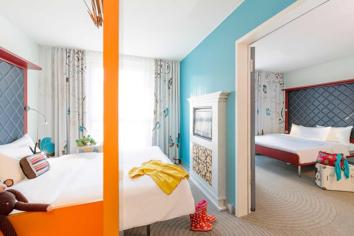 Suite familiar, 2 camas de matrimonio, habitaciones comunicadas | Cortinas opacas, sistema de insonorización, camas supletorias