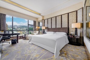 Club Room, 1 King Bed, City View