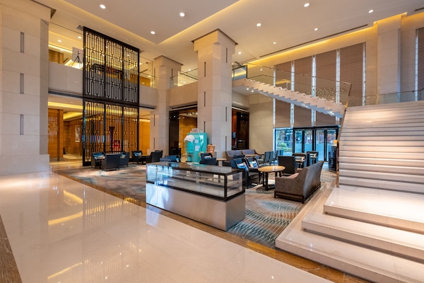 Kamar, 2 Tempat Tidur Twin, pemandangan sungai | 1 kamar tidur, seprai premium, isi minibar gratis, dan brankas