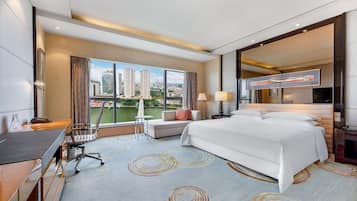 Kamar, 1 Tempat Tidur King, pemandangan sungai | 1 kamar tidur, seprai premium, isi minibar gratis, dan brankas