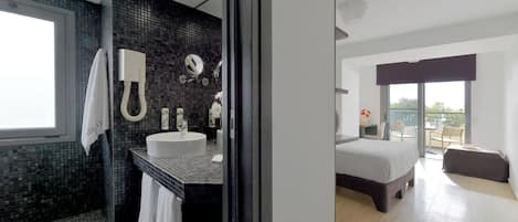 Un baño moderno con un lavamanos grande, un espejo y un perchero para toallas.