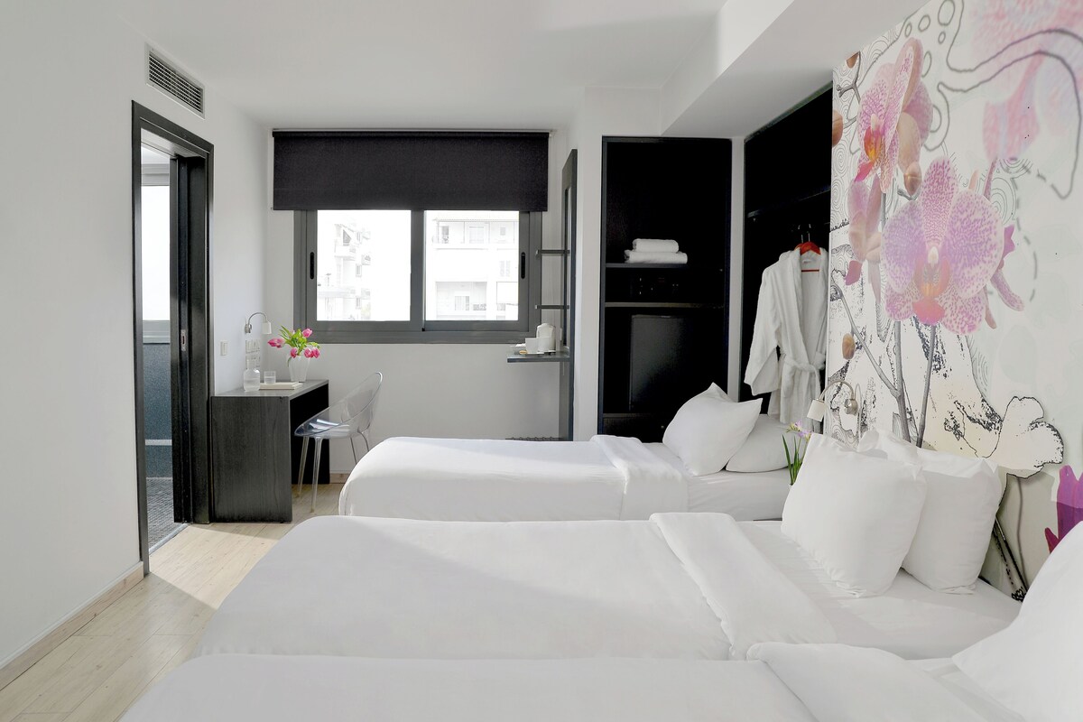 Minibar, caja de seguridad en la habitación y escritorio 