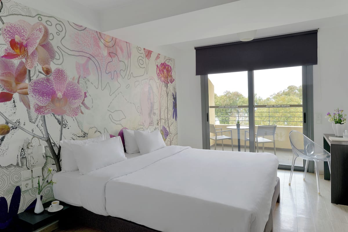 Double Room ( 2 Adults + 1 Child ) | Minibar, caja fuerte, escritorio y sistema de insonorización