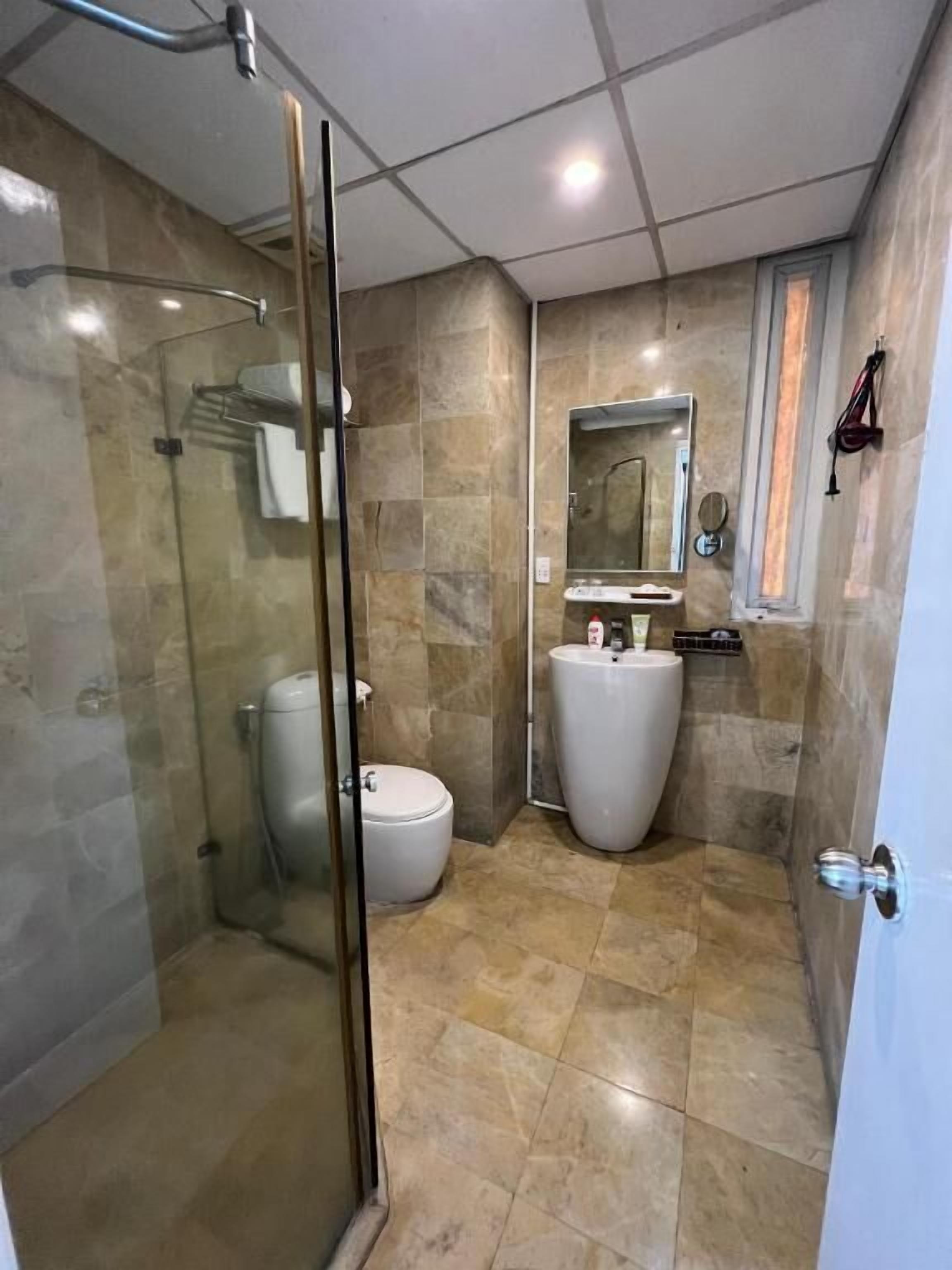 Badezimmer | Dusche, kostenlose Toilettenartikel, Haartrockner, Bademäntel