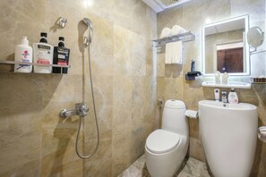 Superior Double Room | Bilik Mandi | Pancuran mandi, kelengkapan dandanan diri percuma, pengering rambut 
